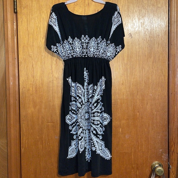 •CRISTINALOVE•NWOT BLACK FLORAL MEDALLION V-NECK SHORT SLEEVE DRESS SIZE SMALL - Picture 3 of 9